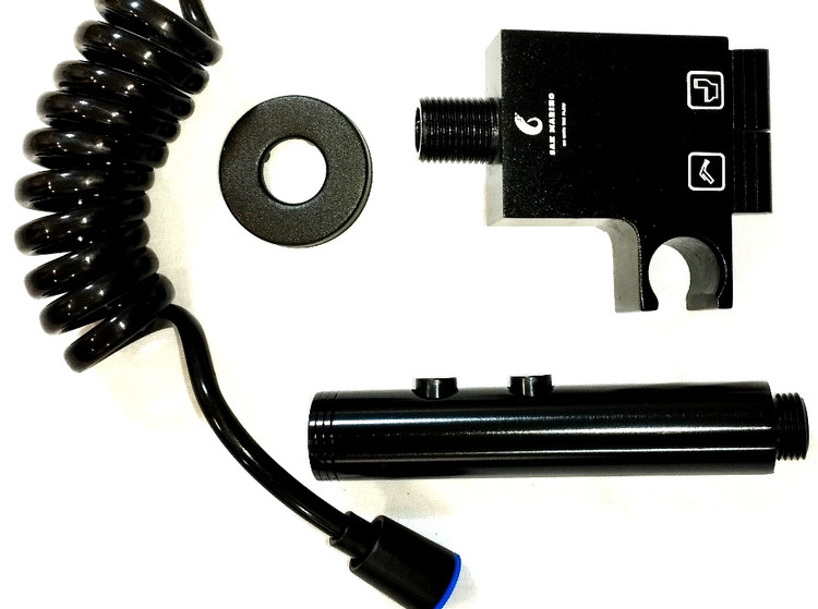 شاتاف در سرویس بهداشتی با کاشیهای تیره و نورپردازی