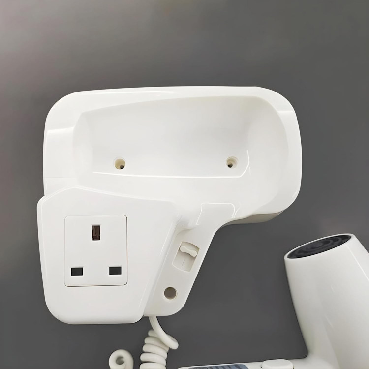 سشوار دیواری هوا دیائو در حال استفاده در حمام