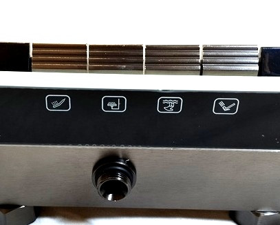 دکمههای مکانیکی فلزی روی پنل دوش