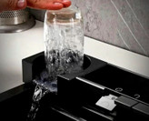 سینک با شیر آبشاری و شستشوی لیوان