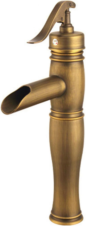 شیر روشویی بامبو نصب شده بر روی سینک روکار با فضای سبز