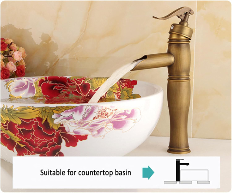 تصویر هنری از جریان آب از شیر روشویی بامبو