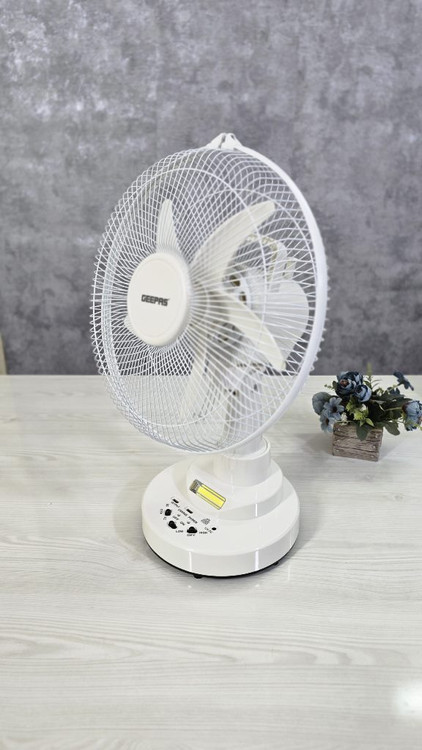 پنکه شارژی 12 اینچی Geepas GF21118 با طراحی مدرن و پایه سفید