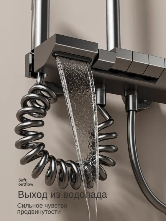 پاشش آب از خروجیهای مختلف دوش