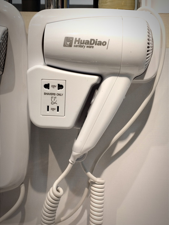 سشوار دیواری حمام هاشین 1200W نصب شده روی دیوار