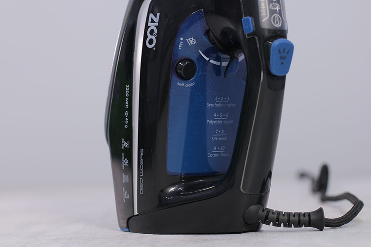 ایستاده بودن اتو ZC-2023 با پایه نگهدارنده