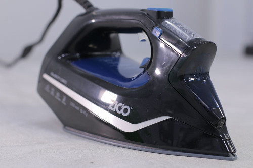 اتو بخار دستی ZC-2023 روی میز لباس