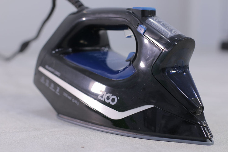 اتو بخار دستی ZC-2023 روی میز لباس