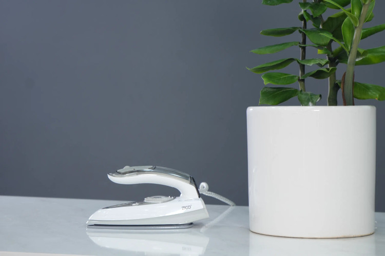 اتو تاشو ZC-2055 در حال بخاردهی عمودی