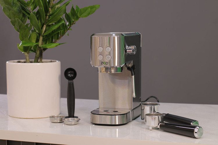 پنج آداپتور قهوه ساز ۵ در ۱ ZC6065 روی میز چوبی