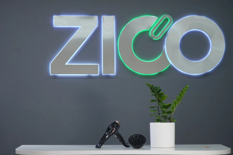 ترکیب رنگ رزگلد و مشکی در مدل لوکس.