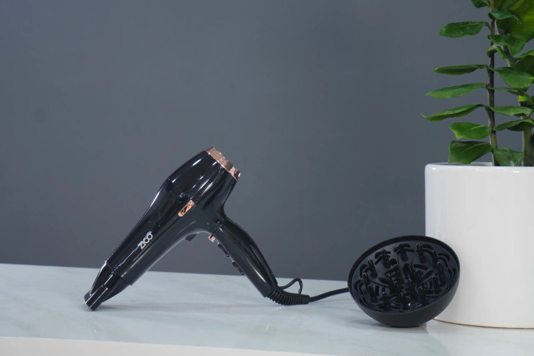 حالتدهی مو با سشوار یوندار ZC‑5020.