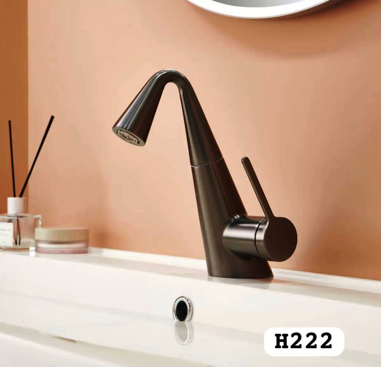 نمای کامل شیر روشویی شاوری Hyshin مدل HS546 به رنگ مشکی مات روی سینک سفید.