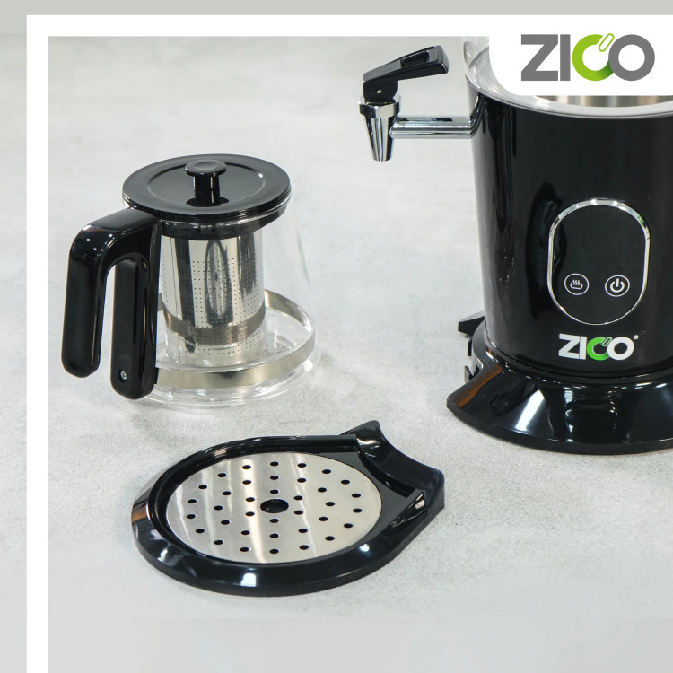 نمای نزدیک از صفحه نمایش دیجیتال و پنل کنترل دمای سماور ZC-4220