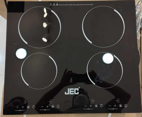 نمای کلی اجاق گاز صفحه ای برقی JEC چهار شعله روی کابینت آشپزخانه