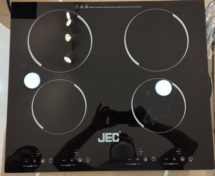 نمای کلی اجاق گاز صفحه ای برقی JEC چهار شعله روی کابینت آشپزخانه